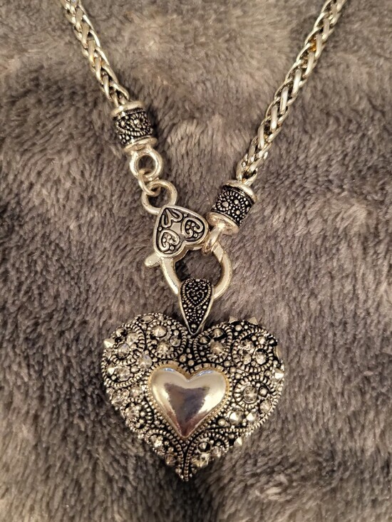 Jewelry - Vintage Silver Tone Heart Pendant Necklace - Floral Filigree
